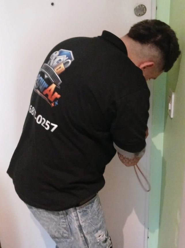 Técnico de Cerrajería SegurAr trabajando en la puerta de un departamento